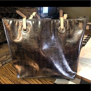 Michael Kors Shiny gray hand bag